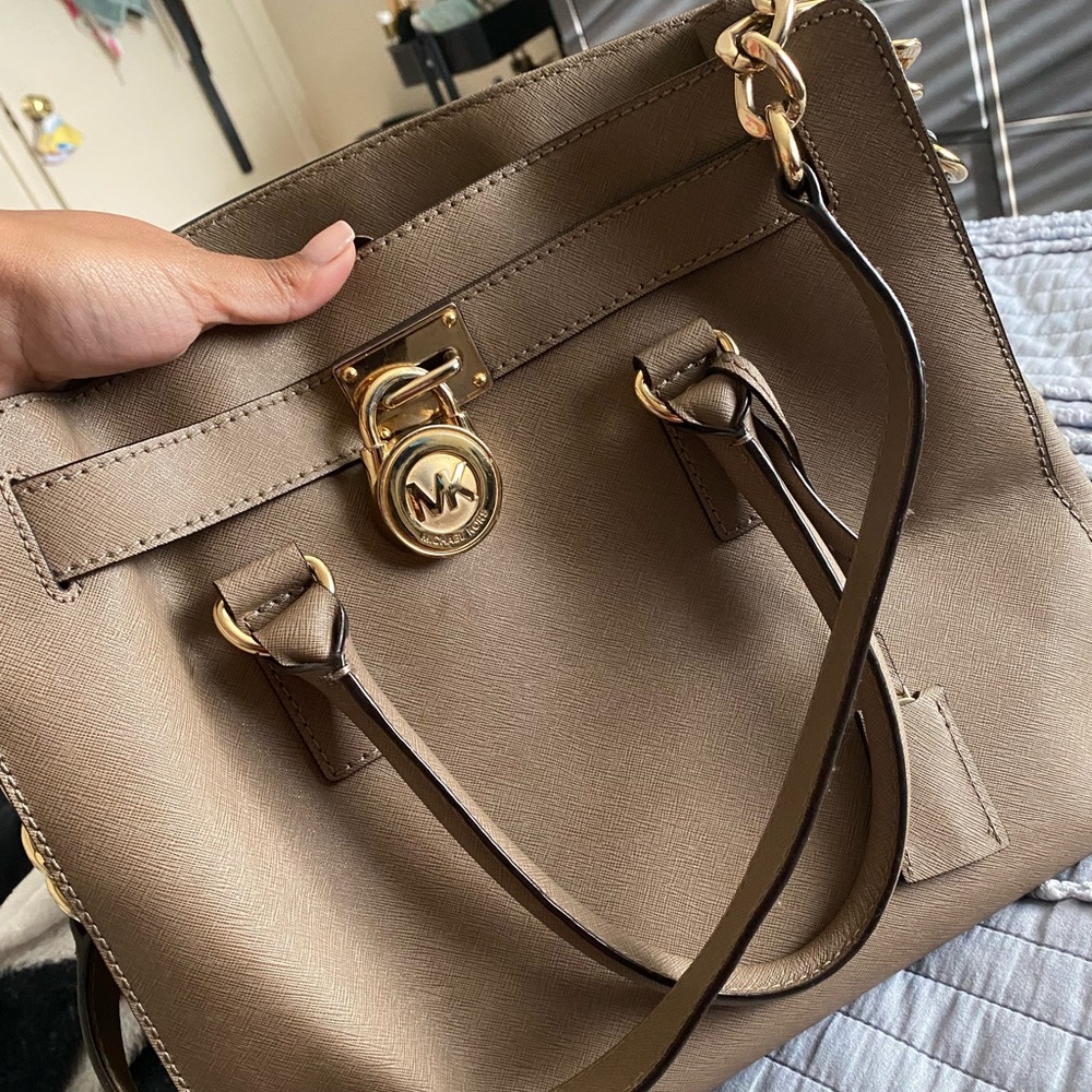 Michael Kors Tan tote w/Chain strap Multiple packets inside.Gently worn like New